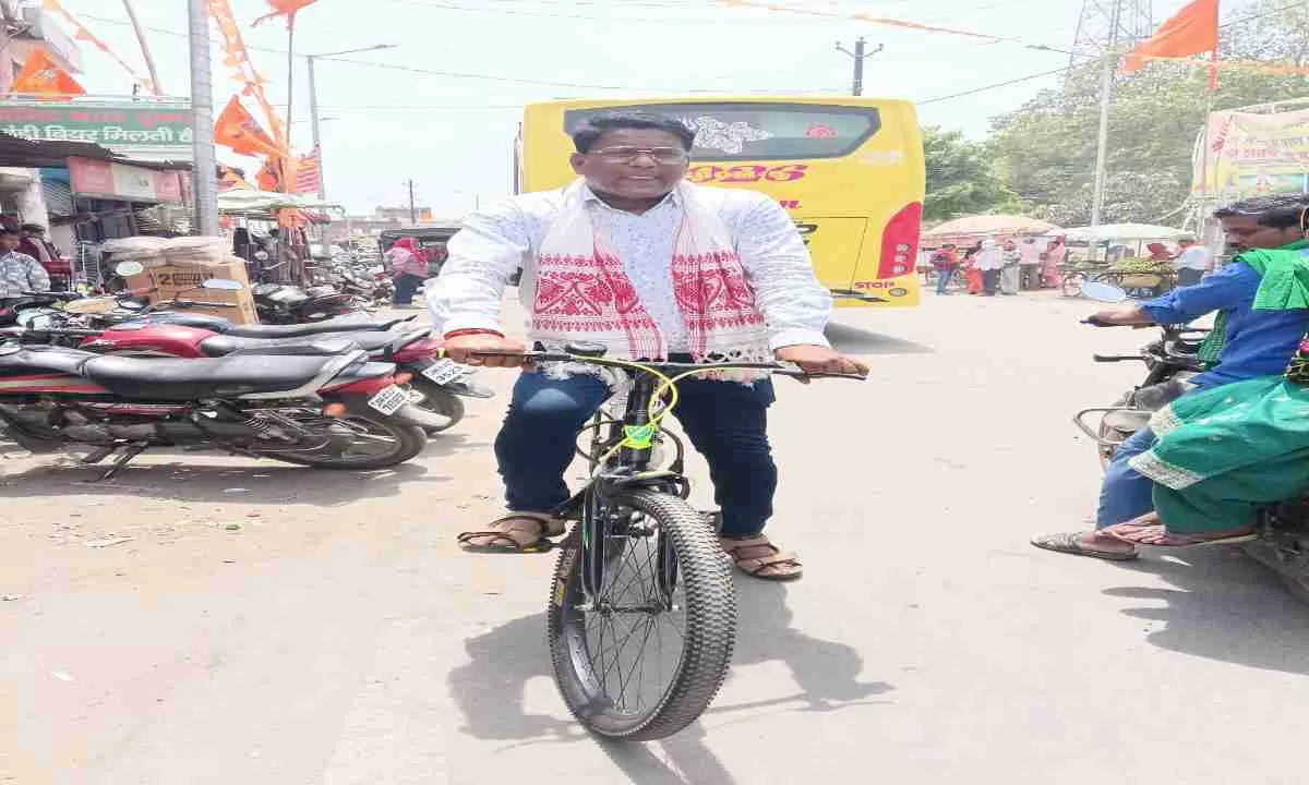 Palamu News: नगर अध्यक्ष अरविंद कुमार गुप्ता साइकिल से पहुंचे कार्यालय, दिया बड़ा संदेश