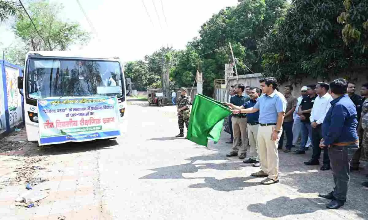 Pakur News: तीन दिवसीय शैक्षणिक भ्रमण पर निकला 80 छात्रों का दल, उपायुक्त ने दिखाई हरी झंडी