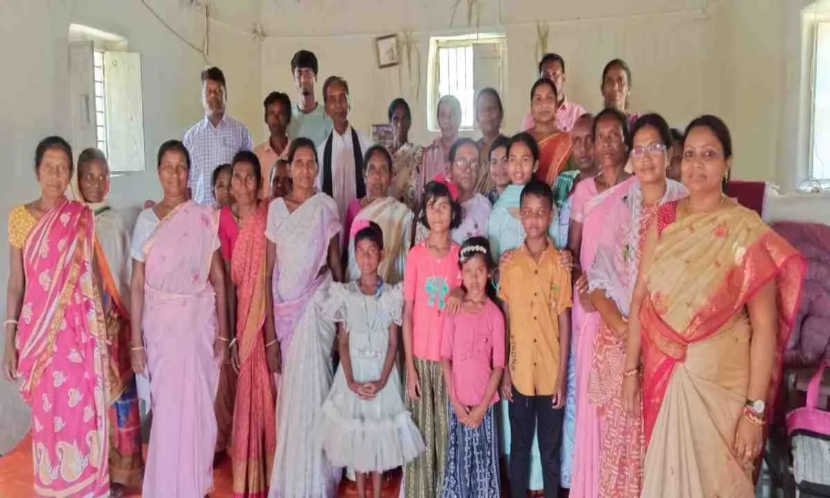 Pakur News: जिप अध्यक्ष जूली हेंब्रम ने सिंदरीसोल चर्च में की प्रार्थना, गुड फ्राइडे पर दिया शांति का संदेश