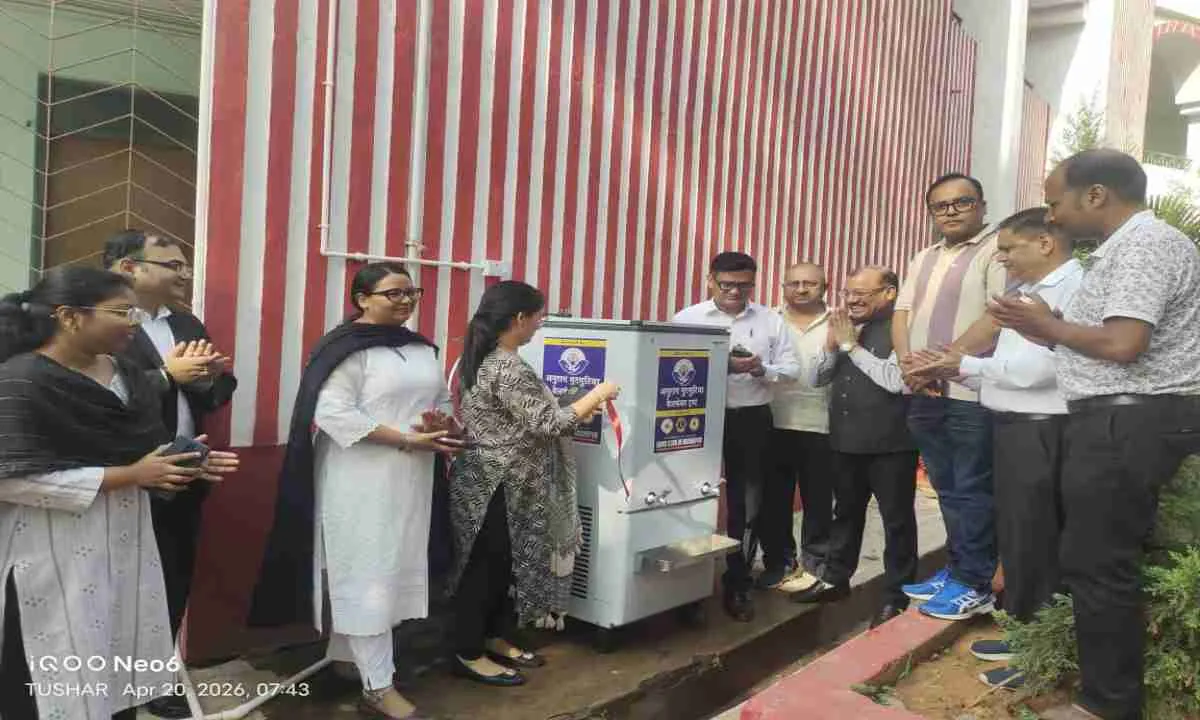 Deoghar News: मधुपुर कोर्ट परिसर में वॉटर चिलर मशीन का उद्घाटन, लोगों को बड़ी राहत