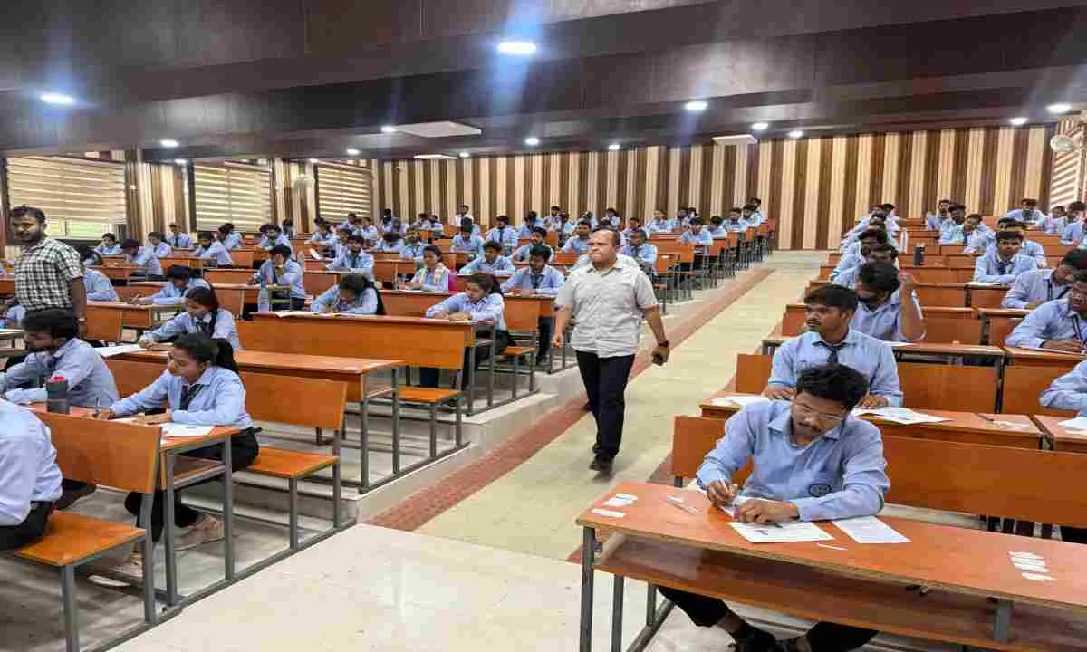 Ranchi News: DSPMU में PG सेमेस्टर-3 की परीक्षा शुरू, कुलपति डॉ. राजीव मनोहर ने किया निरीक्षण