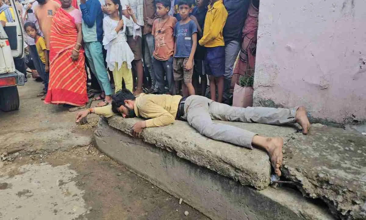 प्रेमिका की शादी तय होने पर युवक ने बिजली के पोल पर चढ़कर आत्महत्या का प्रयास, पुलिस ने बचाया