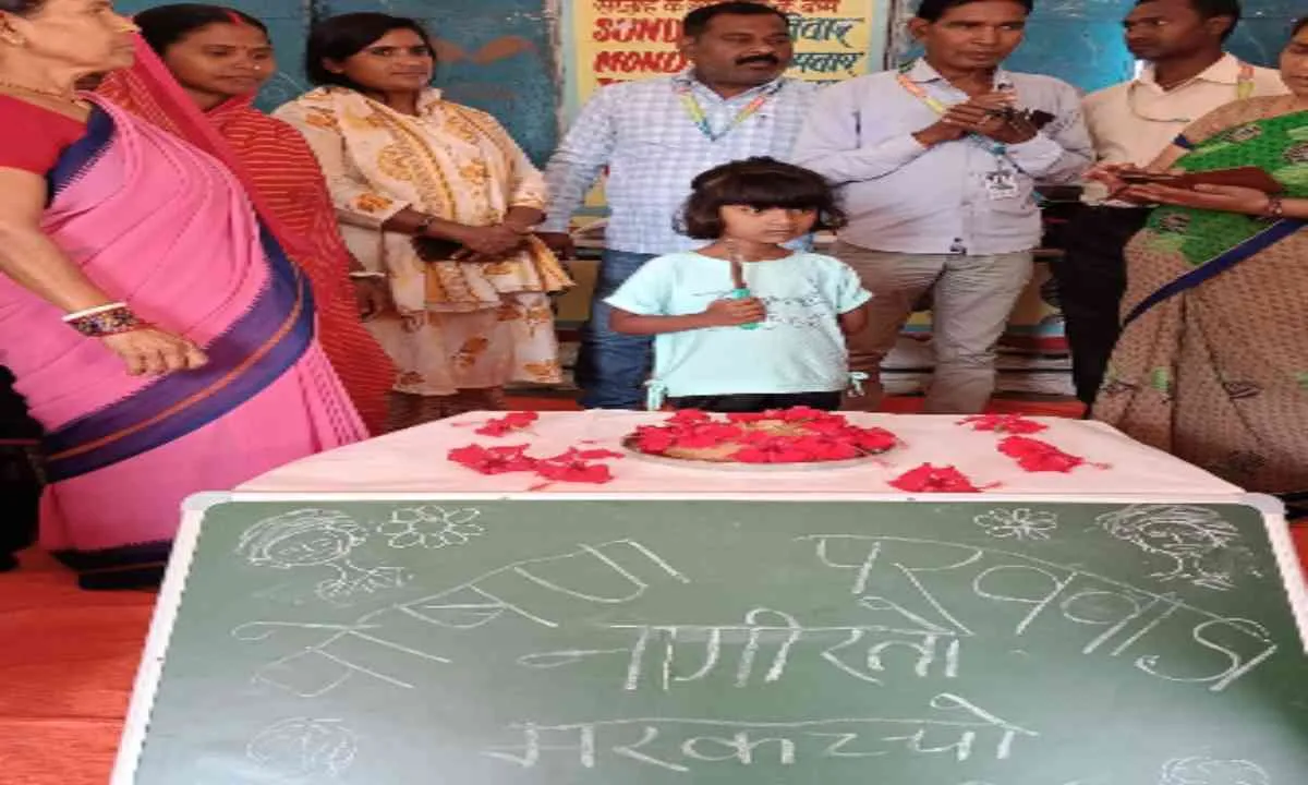 Koderma News: पोषण पखवाड़ा की शुरुआत, ग्रामीणों में दिखा उत्साह