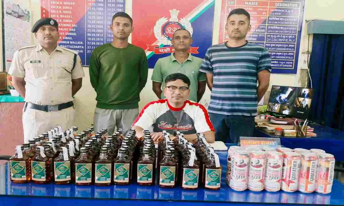 Sahebganj News: अवैध शराब तस्करी पर चला बरहरवा आरपीएफ का डंडा, 8300 अवैध शराब की बोतलें बरामद
