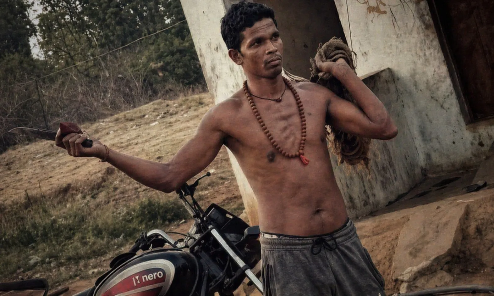 HOROR: पत्नी का सिर धड़ से अलग कर गांव में घूमता रहा शख्स, खौफनाक वारदात से कांपा गांव