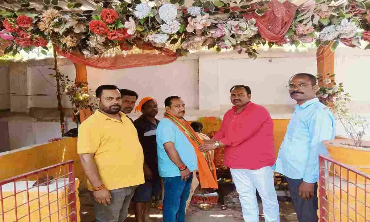 Sahebganj News: हनुमान जयंती महोत्सव में शामिल हुए भूलन दुबे, समाज को जोड़ने का दिया संदेश