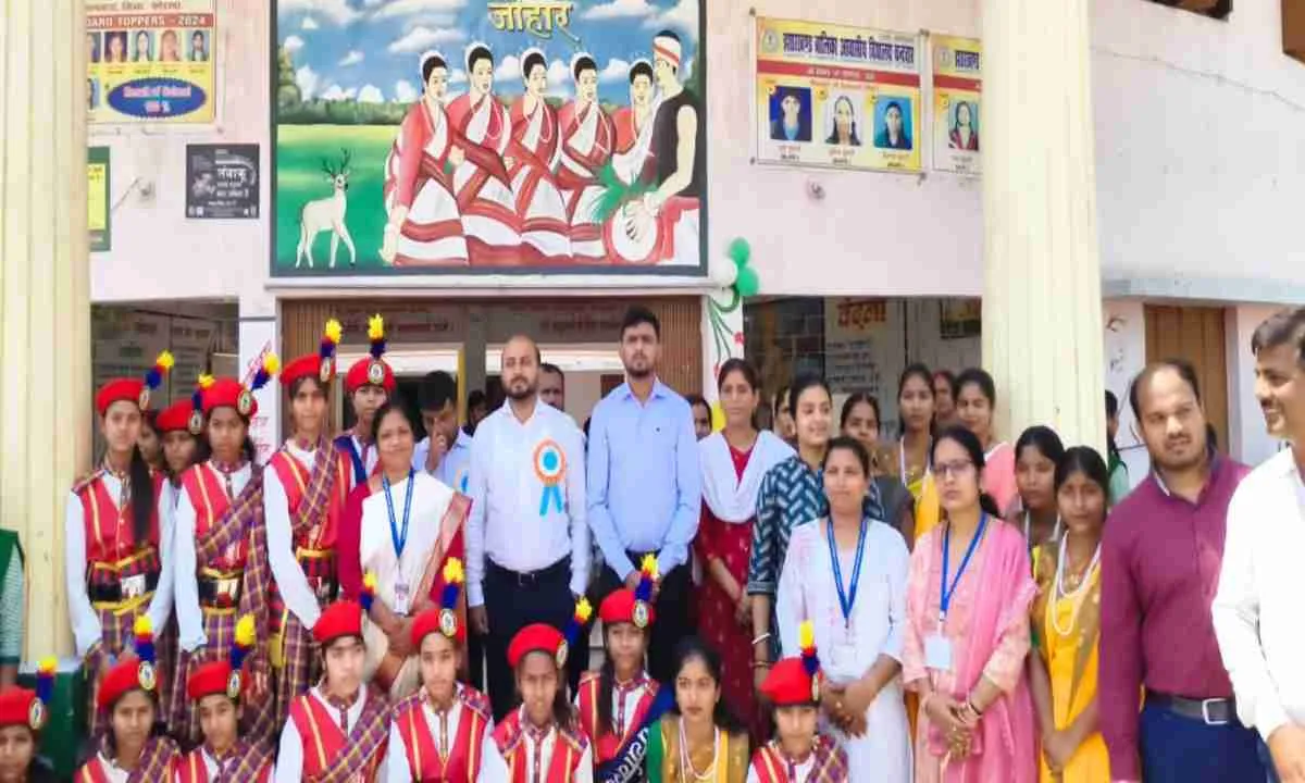 Koderma News: बेटियों के लिए नई पहल: उपायुक्त ऋतुराज ने किया 'विशेष माहवारी स्वच्छता कक्ष' का उद्घाटन