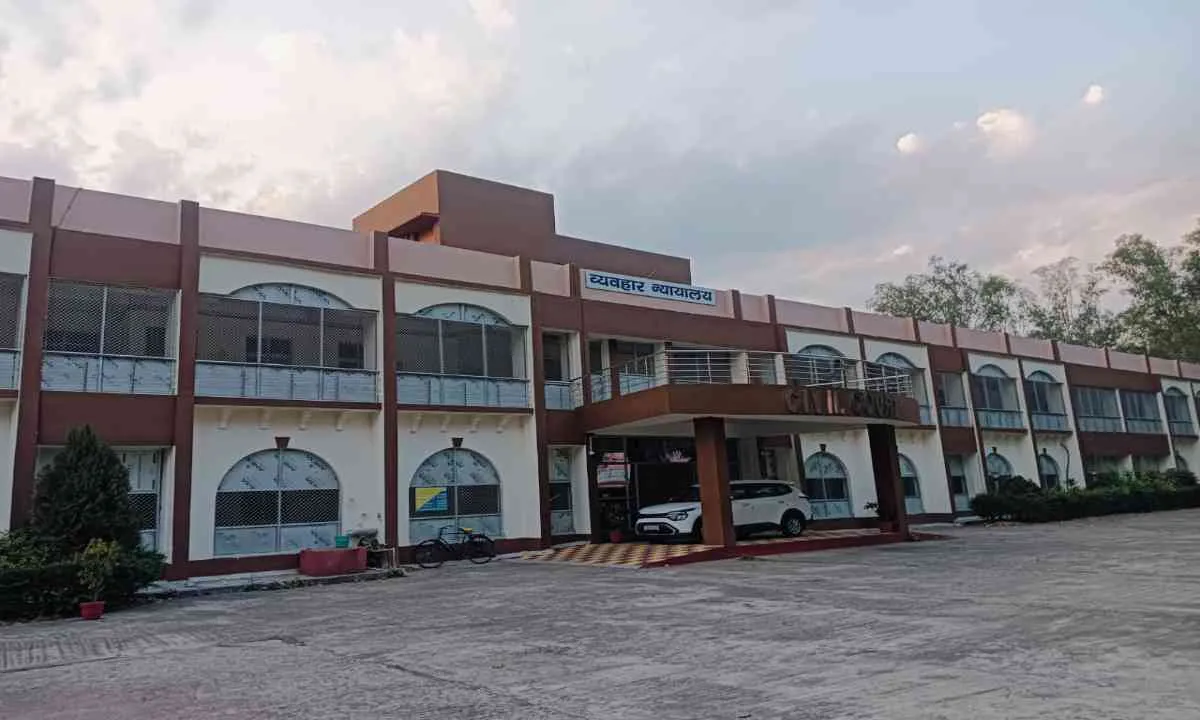 Koderma News: लोक अदालत का बढ़ता प्रभाव: समय और पैसे की बचत के साथ मुकदमों के बोझ से मिली मुक्ति