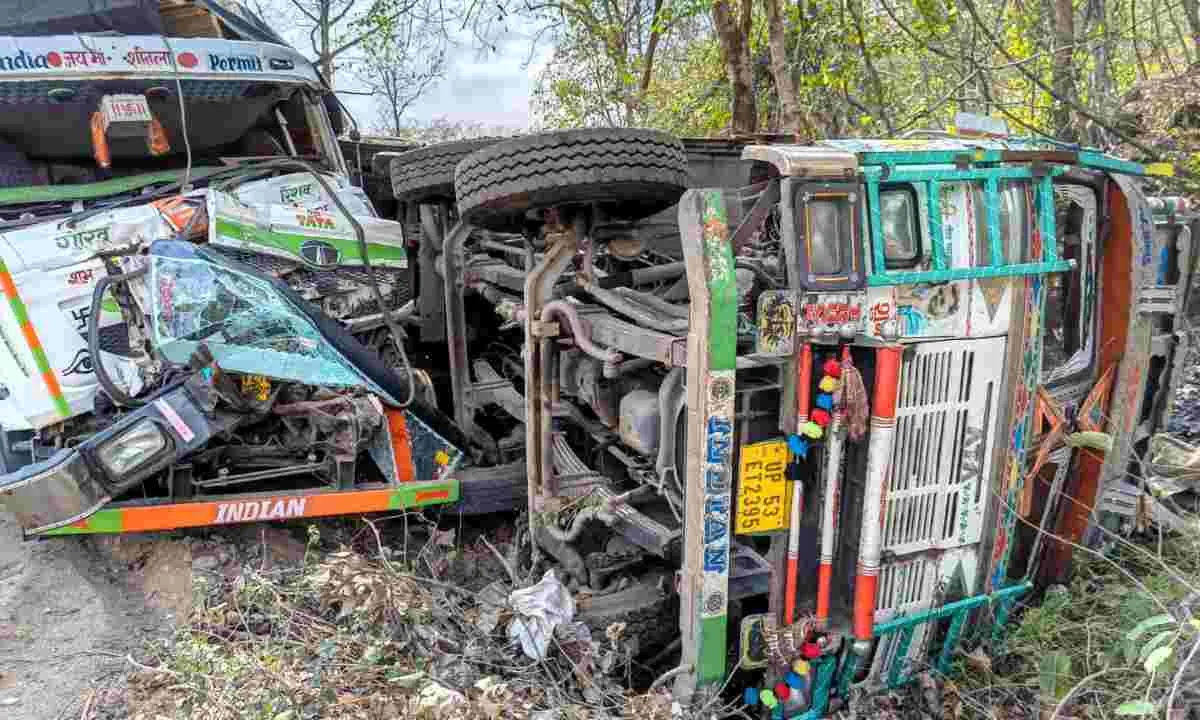 Koderma News: घाटी में भीषण टक्कर: ओवरटेक के चक्कर में पलटा कोयला लदा ट्रक, दो गंभीर