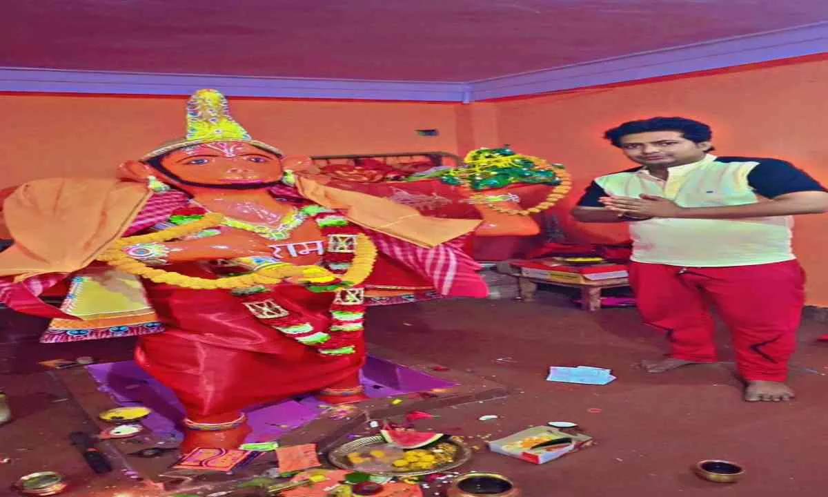 Bokaro News: हनुमान जन्मोत्सव पर सजा मंदिर, सैकड़ों भक्तों ने किया पूजा-अर्चना