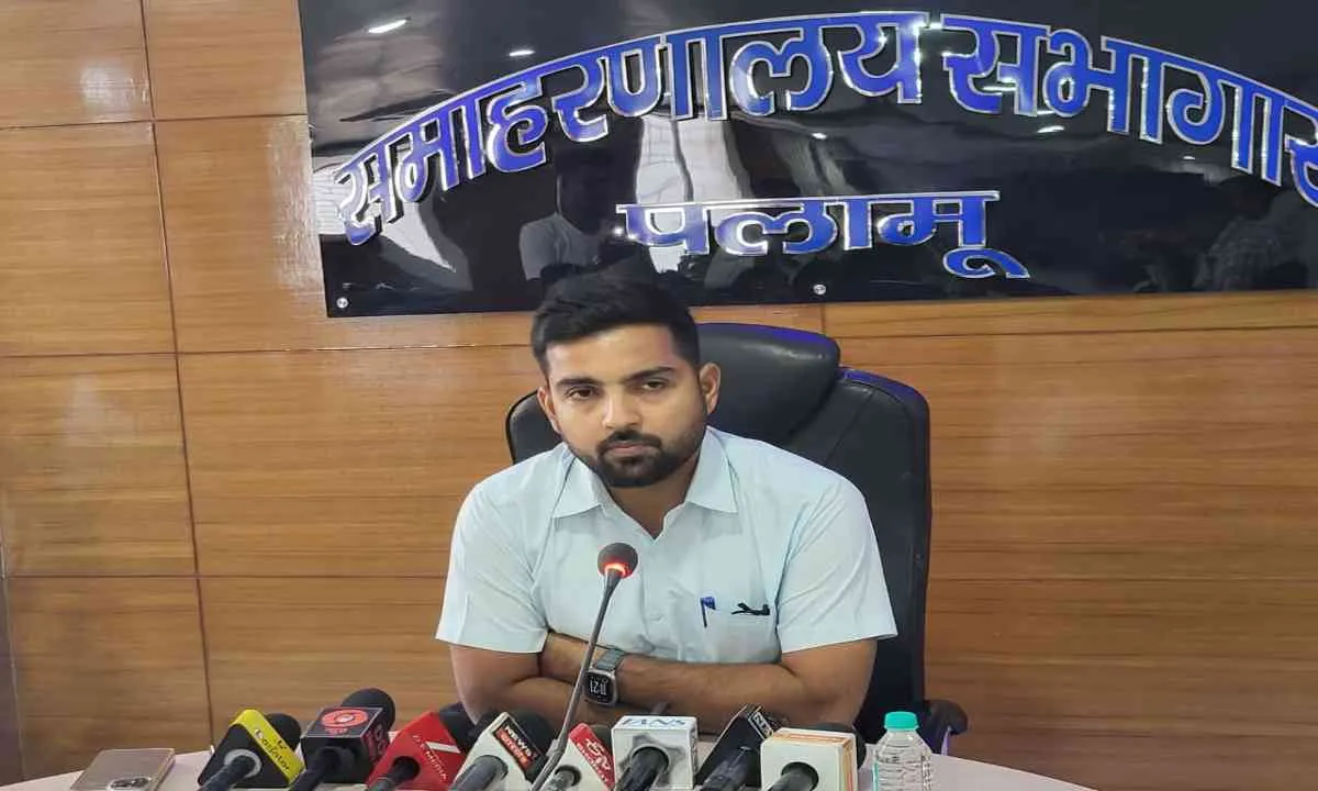 Palamu News: डीसी ने पेयजल योजनाओं की समीक्षा की, प्रगति तेज करने व लंबित कार्यों पर सख्ती के निर्देश