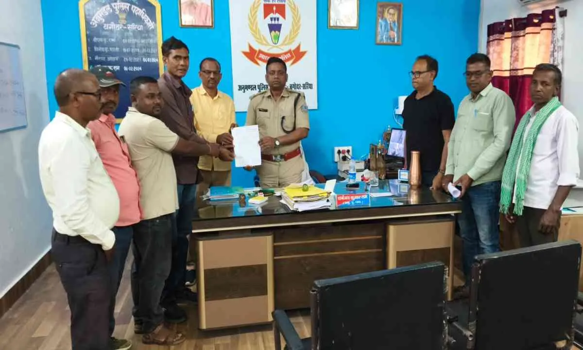 Giridih News: भाकपा माले का प्रतिनिधिमंडल एसडीपीओ से मिला, फरार मुखिया और उप प्रमुख की गिरफ्तारी की मांग उठाई