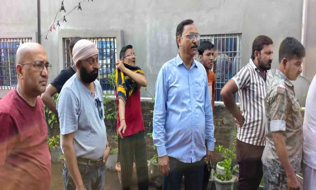 Giridih News: टिबड़ेवाल टेक्सटाइल के मकान की छत पर लगी आग, मची अफरातफरी; बड़ा हादसा टला