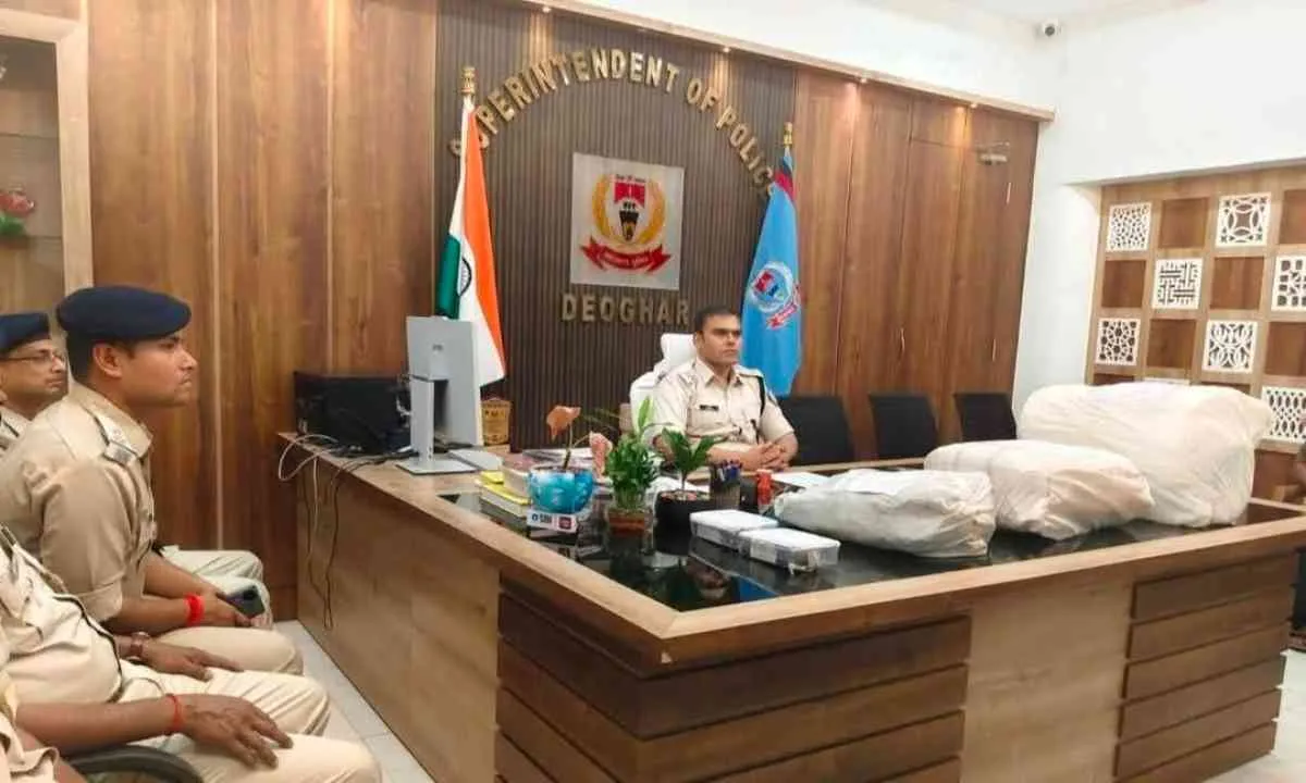 Deoghar News: पुलिस ने तस्करों की कार से कुल 33 किलो अवैध गांजा सफलतापूर्वक बरामद किया