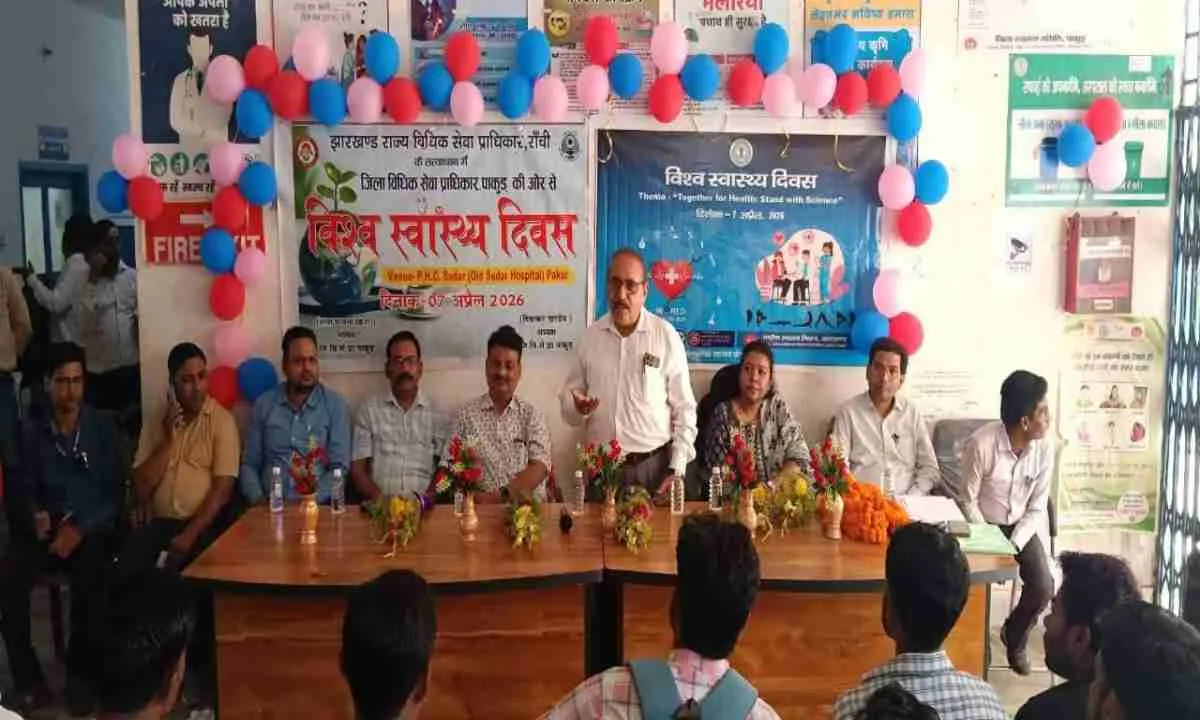 शहरी स्वास्थ्य केंद्र पाकुड़ में हेल्थ अवेयरनेस कैंप, टीबी मरीजों को मिला पोषण किट