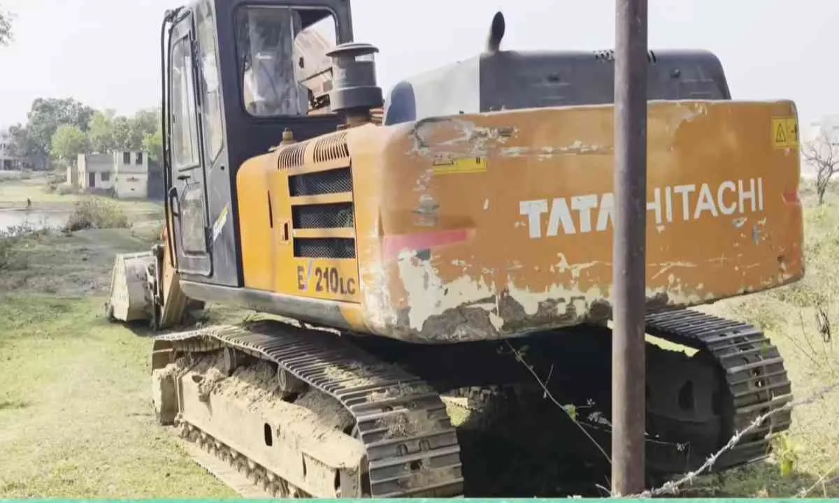 Giridih News: अवैध पत्थर खदान पर प्रशासन की बड़ी कार्रवाई, पोकलेन जब्त