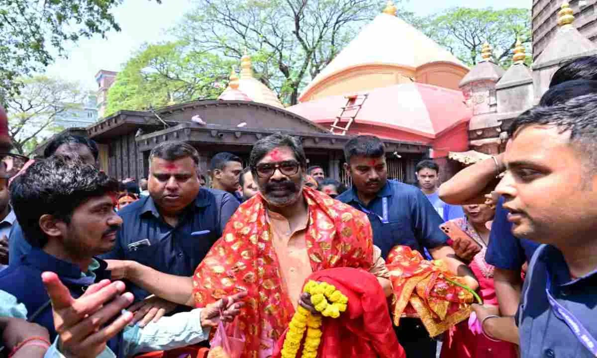 गुवाहाटी पहुंचे सीएम हेमन्त सोरेन, मां कामाख्या से मांगा झारखंड का आशीर्वाद