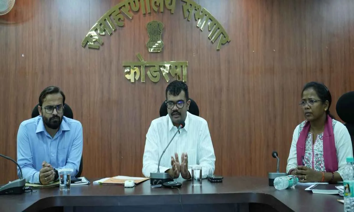 Koderma News: पदभार संभालते ही एक्शन में उपायुक्त उत्कर्ष गुप्ता, समाहरणालय का किया औचक निरीक्षण