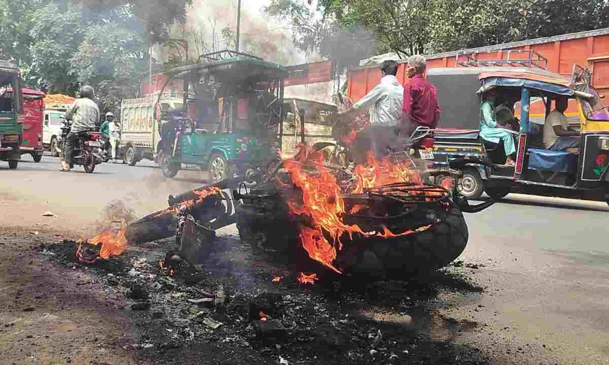 चलती बाइक में लगी आग, पल्सर NS200 जलकर राख, बाल-बाल बचे सवार