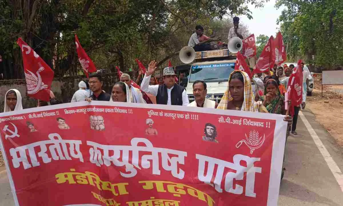 Palamu News: अपराधियों की गिरफ्तारी को लेकर भंडरिया में भाकपा का गर्जन, थाना घेराव कर दी आंदोलन की चेतावनी