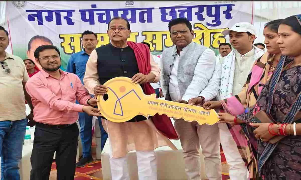Palamu News: छत्तरपुर में सम्मान समारोह आयोजित, वित्त मंत्री राधा कृष्ण किशोर सम्मानित
