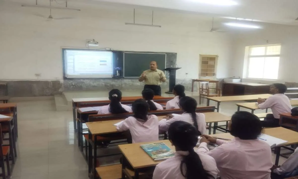 DSPMU कुलपति डॉ. राजीव मनोहर ने खुद संभाली क्लास, विद्यार्थियों को पढ़ाया सेमीकंडक्टर 