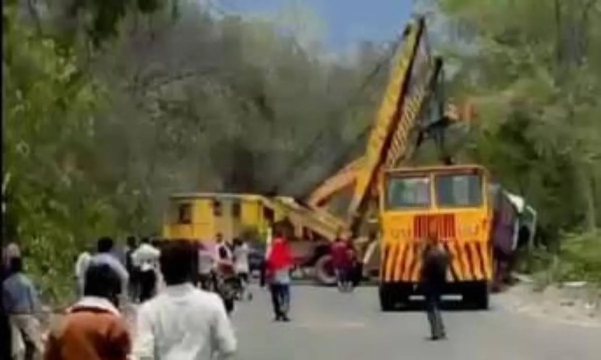 Koderma News: वाहन हटाने के दौरान एक घंटा रहा सड़क जाम