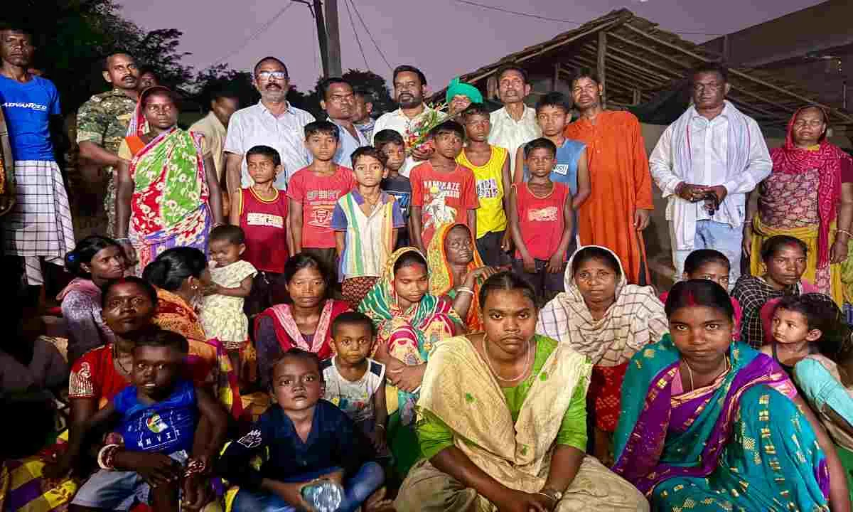 Dhanbad News: ढांगी गांव पहुंचे सिंदरी विधायक चंद्र देव महतो, ग्रामीणों की समस्याएं सुनीं