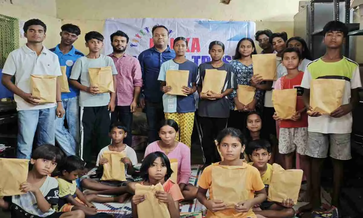 Ranchi News: बंका मेमोरियल ट्रस्ट ने जरूरतमंद बच्चों में बांटी शिक्षण सामग्री, चेहरे पर दिखी खुशी