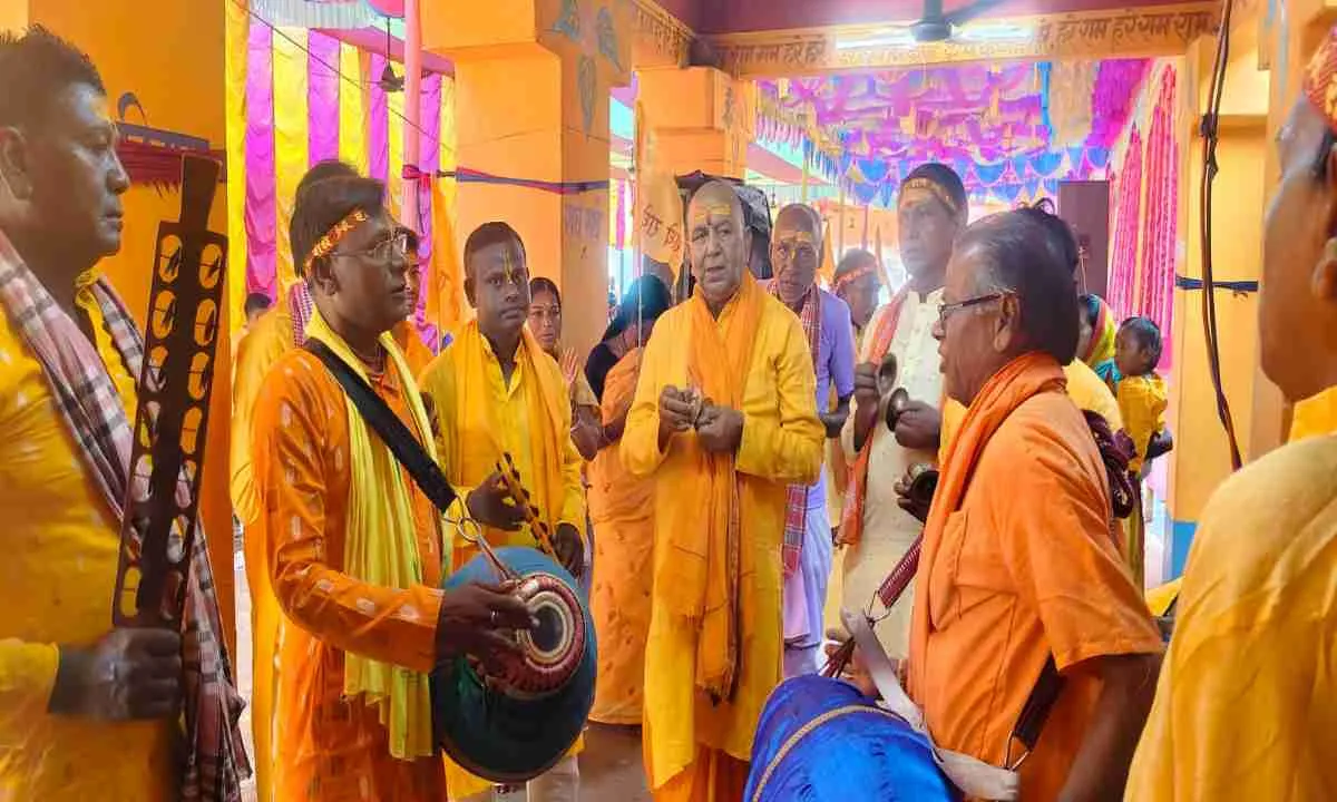 Pakur News: गनपुरा में भव्य कलश यात्रा के साथ हरिनाम संकीर्तन शुरू, भक्तों की उमड़ी भीड़
