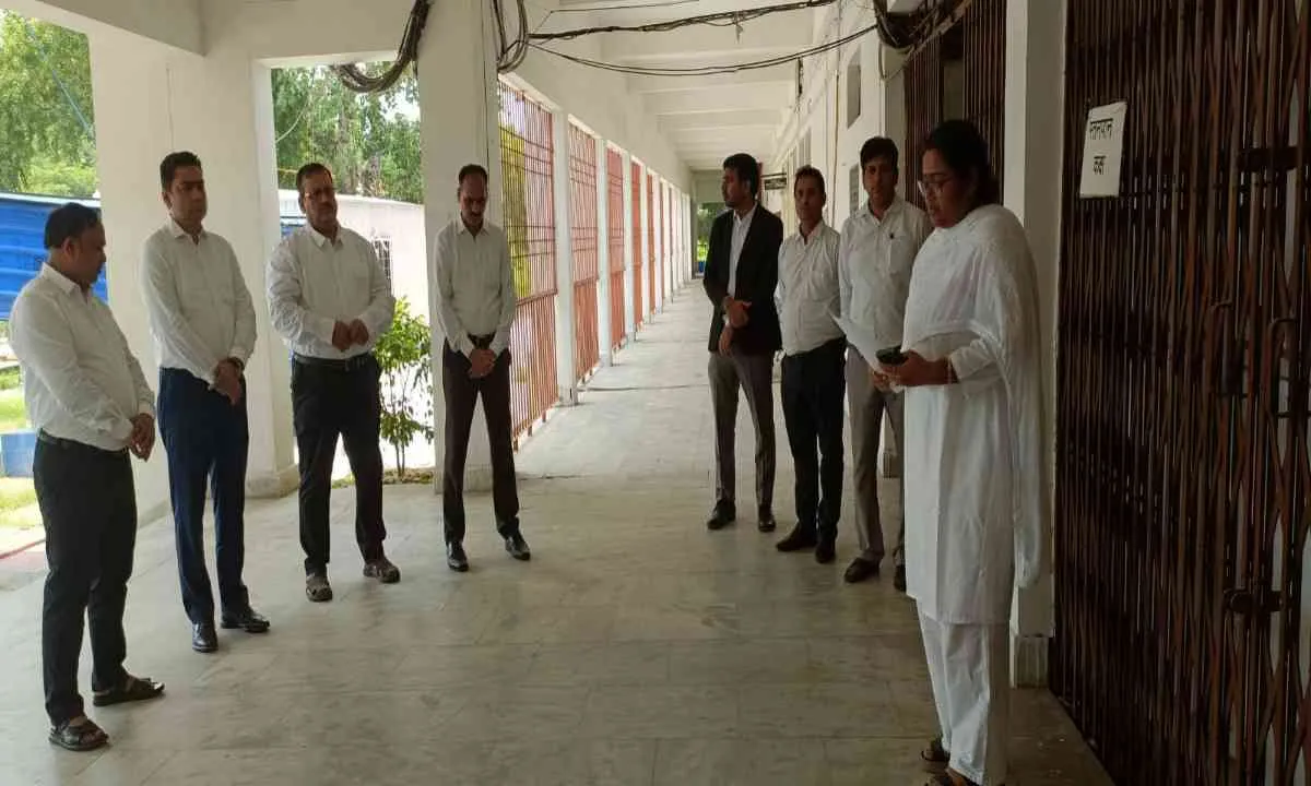 Bokaro News: न्यायालय कर्मी अरविन्द कुमार सिंह के निधन पर तेनुघाट कोर्ट में शोक सभा