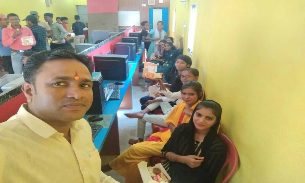 गांव के युवाओं के लिए वरदान बना ब्रेन टेक कंप्यूटर ट्रेनिंग सेंटर, कंप्यूटर सीख ग्रामीण युवा बदल रहे अपना भविष्य