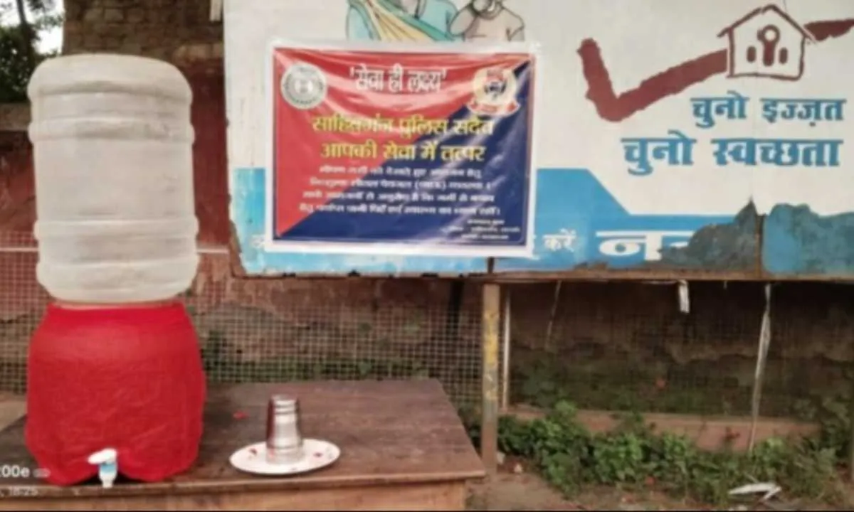 Sahebganj News: भीषण गर्मी में राजमहल थाना बना ‘राहत का दरबार’, संत बोले- यही है असली मानव सेवा
