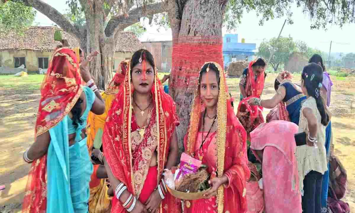 वट वृक्ष की पूजा कर महिलाओं ने मांगी अखंड सौभाग्य की कामना