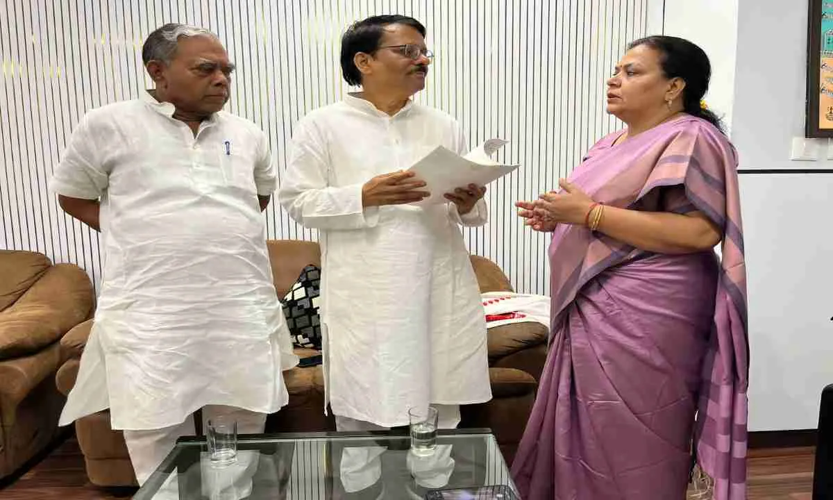 JTET 2026 में क्षेत्रीय भाषाओं को शामिल करने की मांग, कांग्रेस प्रभारी के. राजू को सौंपा गया सुझाव