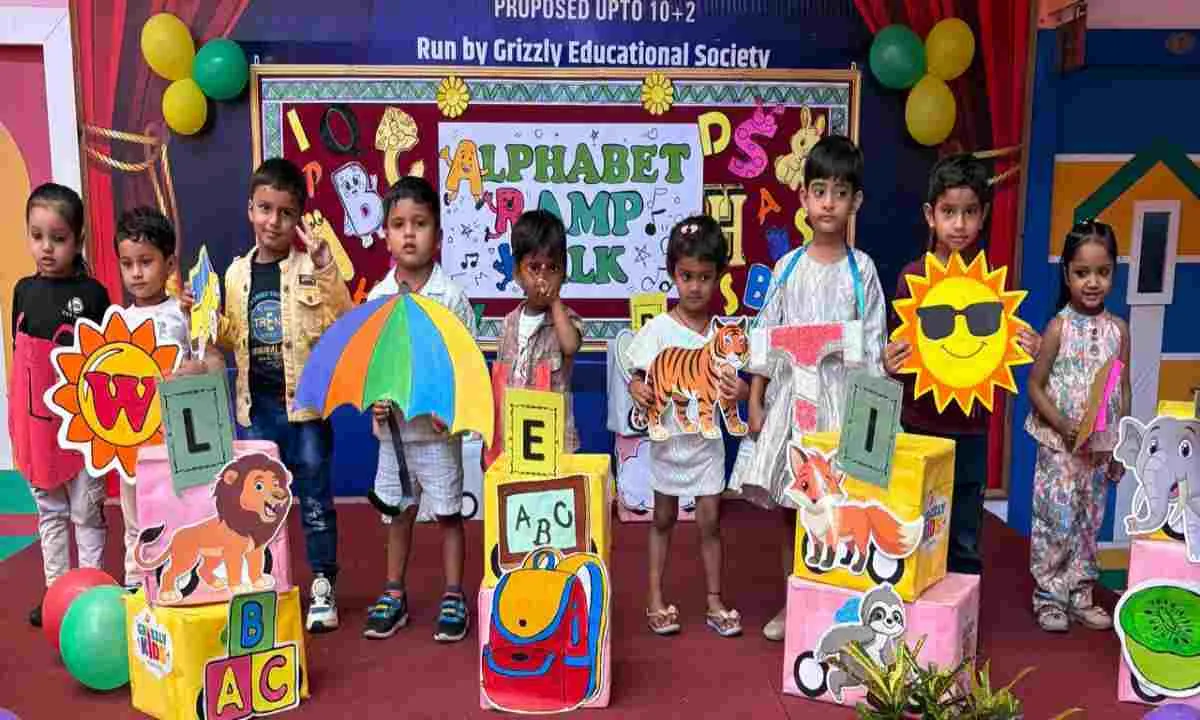 Koderma News: ग्रिजली पब्लिक स्कूल में ‘अल्फाबेट रैंपवॉक’, नन्हे बच्चों ने बिखेरा जलवा