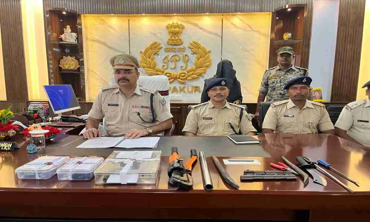 पाकुड़िया में चोरी कांड का खुलासा, हथियार और चोरी का सामान बरामद