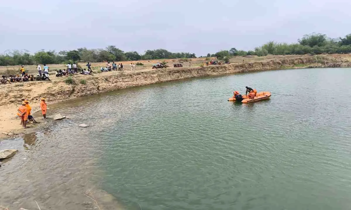 Deoghar News: बंद खदान में डूबी बच्ची, दो दिनों से जारी है रेस्क्यू ऑपरेशन