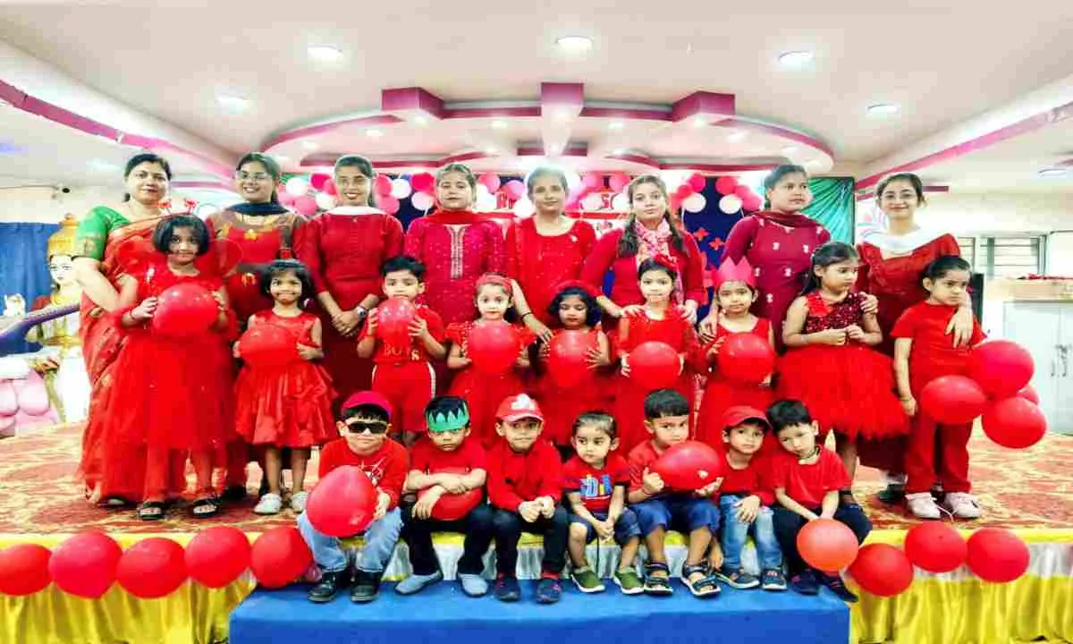 Koderma News: मॉडर्न पब्लिक स्कूल में 'लाल दिवस' की धूम; नन्हे बच्चों ने बिखेरी लाल रंग की छटा