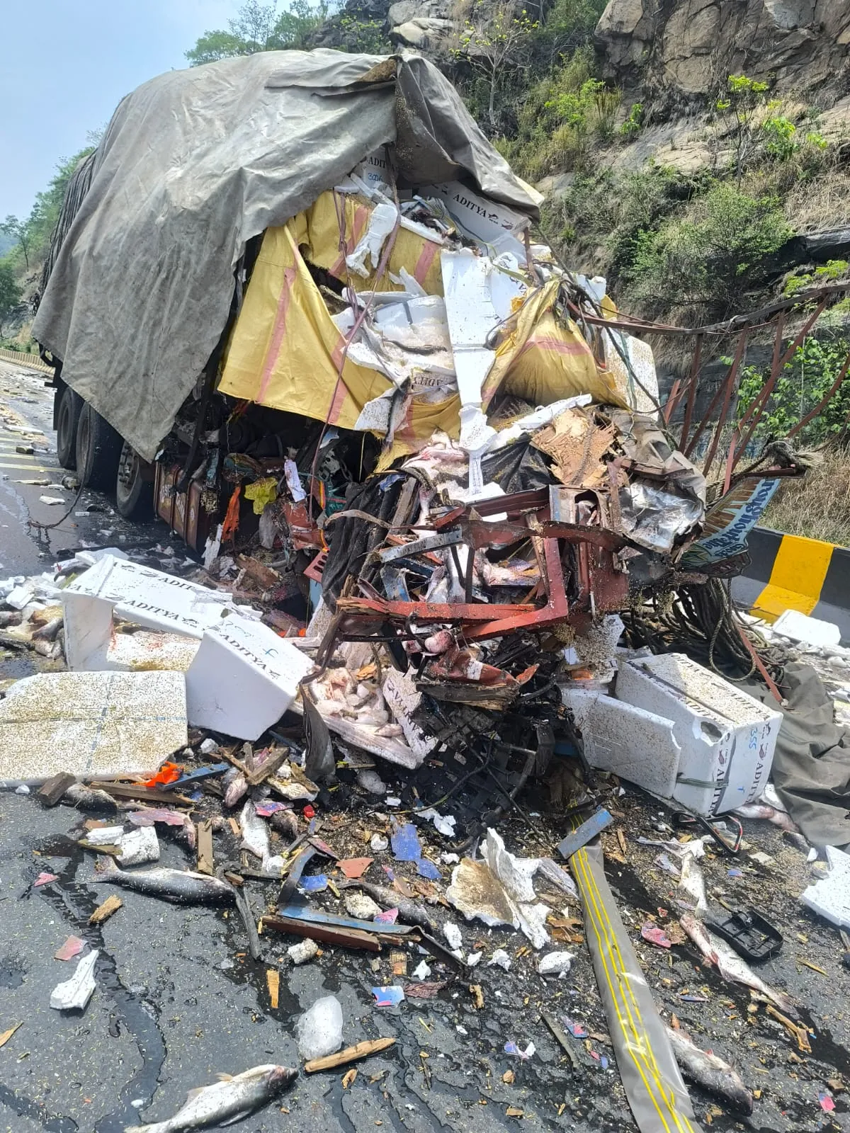 चुटूपालू घाटी में दर्दनाक हादसा, ट्रक ने ट्रेलर को मारी टक्कर; ड्राइवर की मौत