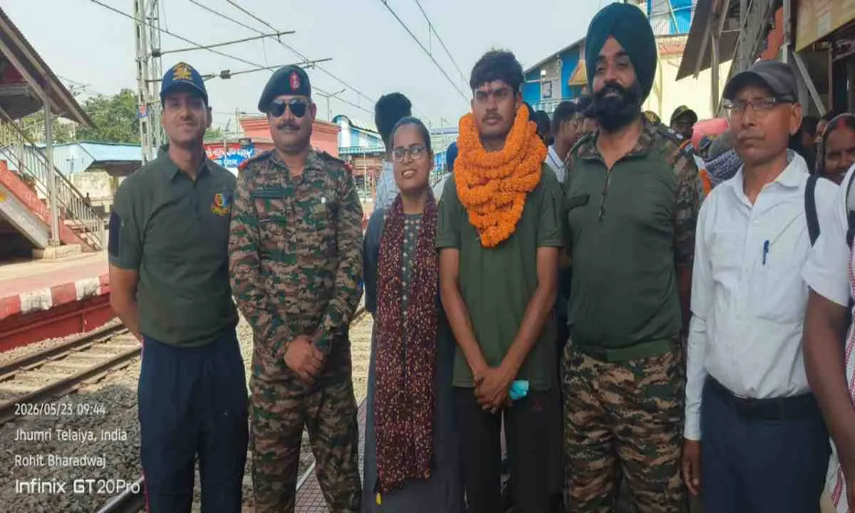 17 साल के आकाश ने 18 हजार फीट पर फहराया तिरंगा, कोडरमा में भव्य स्वागत