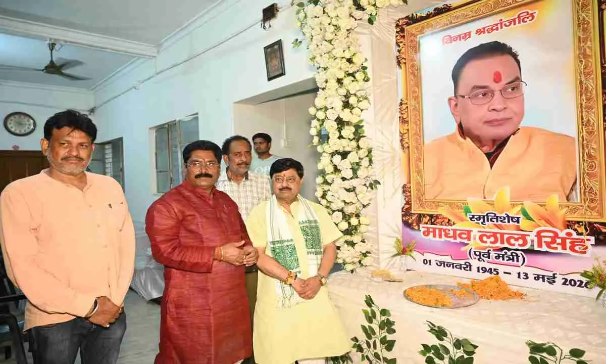 गोमिया पहुंचे मंत्री योगेंद्र प्रसाद, पूर्व मंत्री माधव लाल सिंह को किया नमन