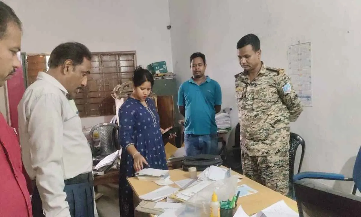 Pakur News: गनपुरा स्कूल में बड़ी चोरी: ऑफिस से नगदी और टैबलेट लेकर फरार चोर