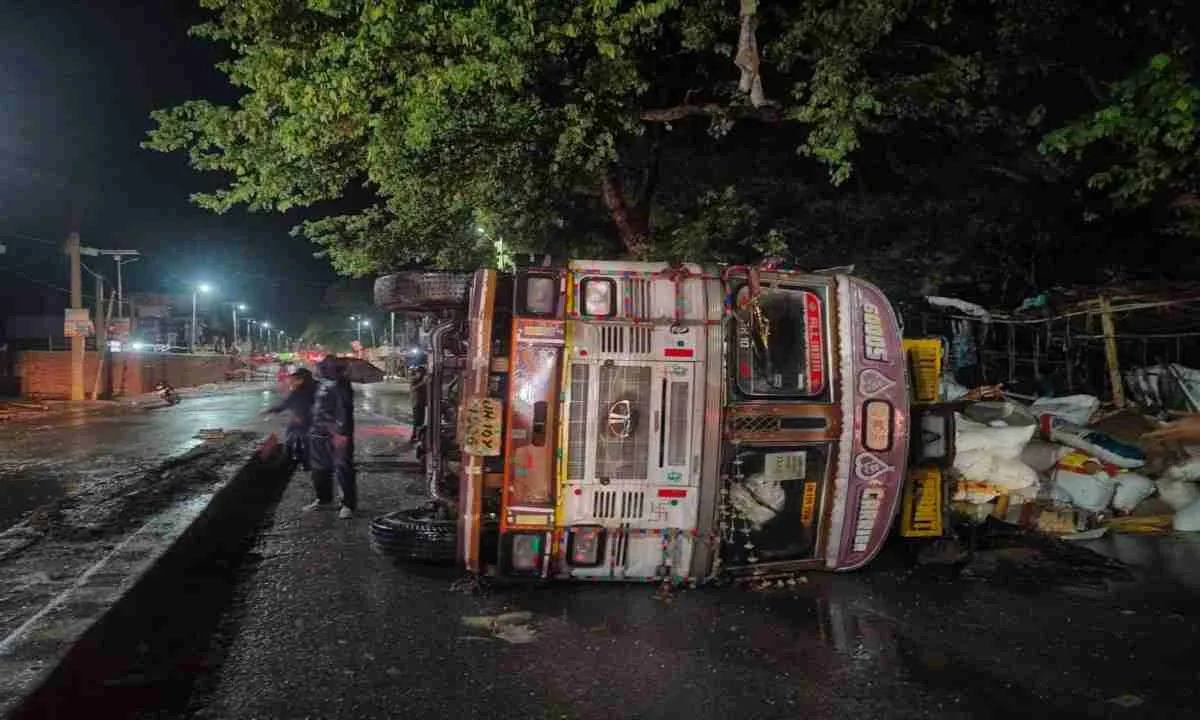 जमुआ चौक पर अनियंत्रित ट्रक पलटा, बड़ा हादसा टला