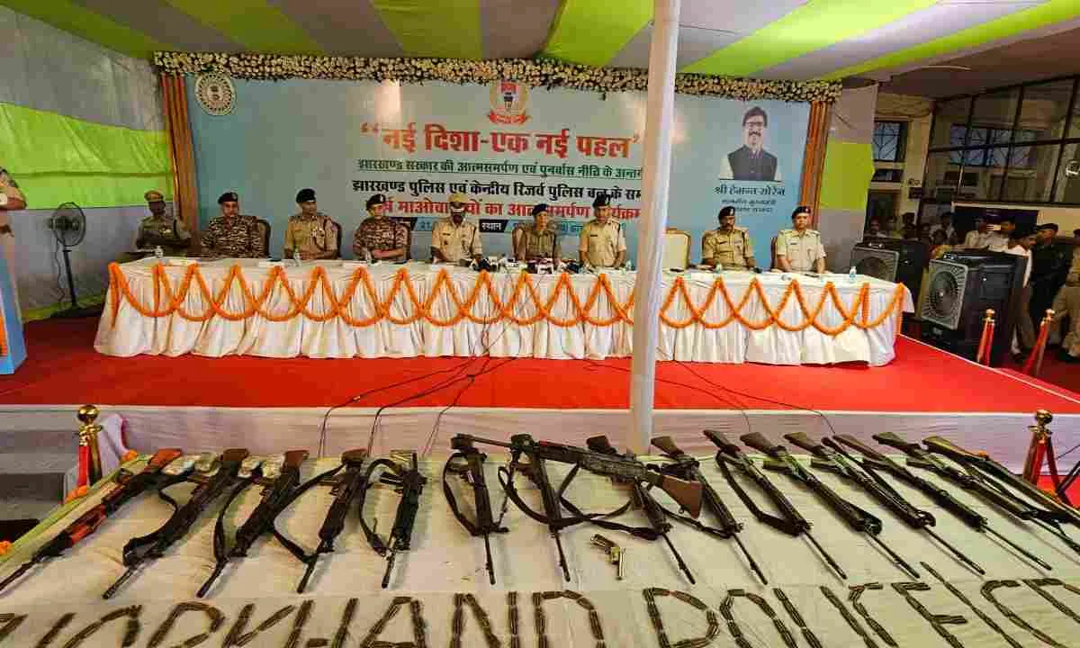 हथियारों का जखीरा लेकर 27 माओवादियों ने किया आत्मसमर्पण, पुलिस खुश