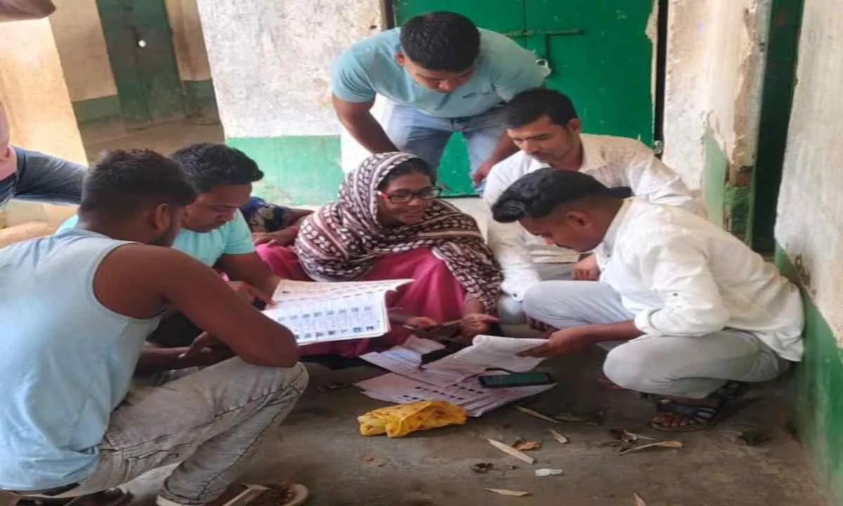 Sahebganj News: मतदाता सूची पुनरीक्षण में जुटे मोहम्मद सिफ़रान अख्तर, बीएलओ को दिए अहम सुझाव