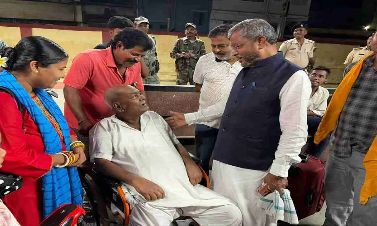 व्हीलचेयर पर बैठे पूर्व विधायक से मिलने पहुंचे बाबूलाल मरांडी, पाकुड़ स्टेशन का भावुक दृश्य बना चर्चा का विषय