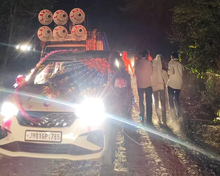 पलामू में बड़ा हादसा: झूलते 11 हजार वोल्ट तार से बस सटी, चार बाराती गंभीर रूप से झुलसे