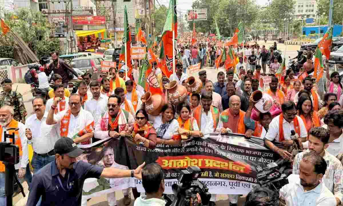 पानी-बिजली संकट पर रांची में भाजपा का घड़ा फोड़ आक्रोश प्रदर्शन कार्यक्रम