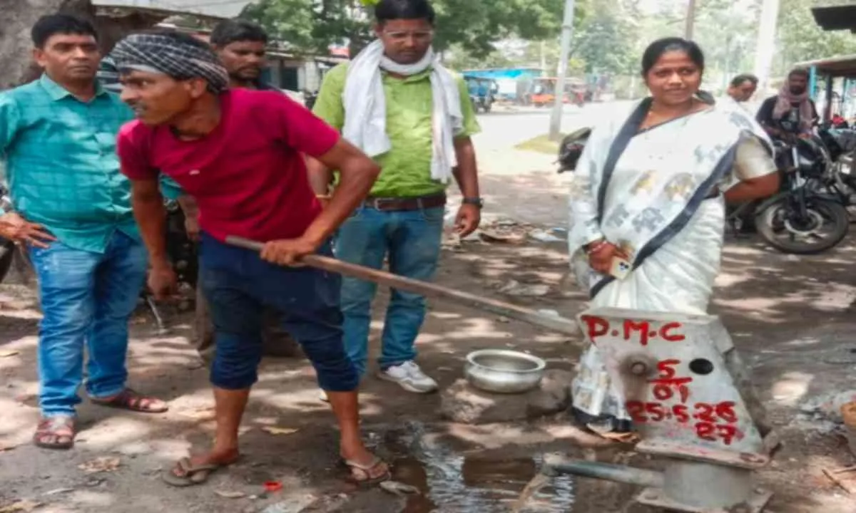Dhanbad News: भीषण गर्मी में लोगों को राहत, वार्ड-5 में युद्ध स्तर पर सुधारे जा रहे चापाकल